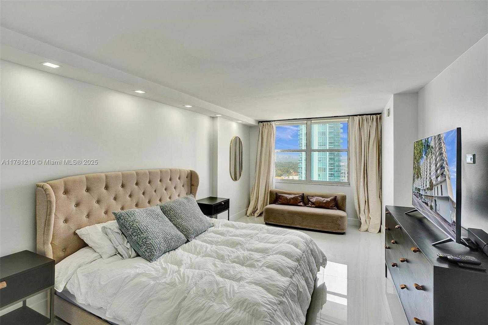 Small Image of 6039 COLLINS AVE #1736, Miami Beach Number 19
