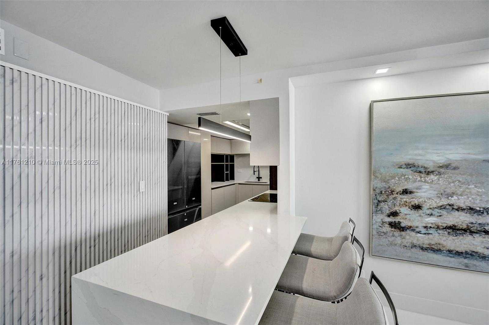 Small Image of 6039 COLLINS AVE #1736, Miami Beach Number 3