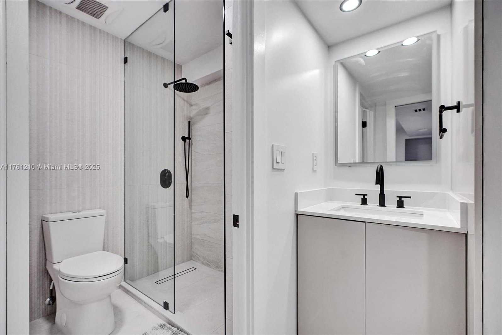 Small Image of 6039 COLLINS AVE #1736, Miami Beach Number 8