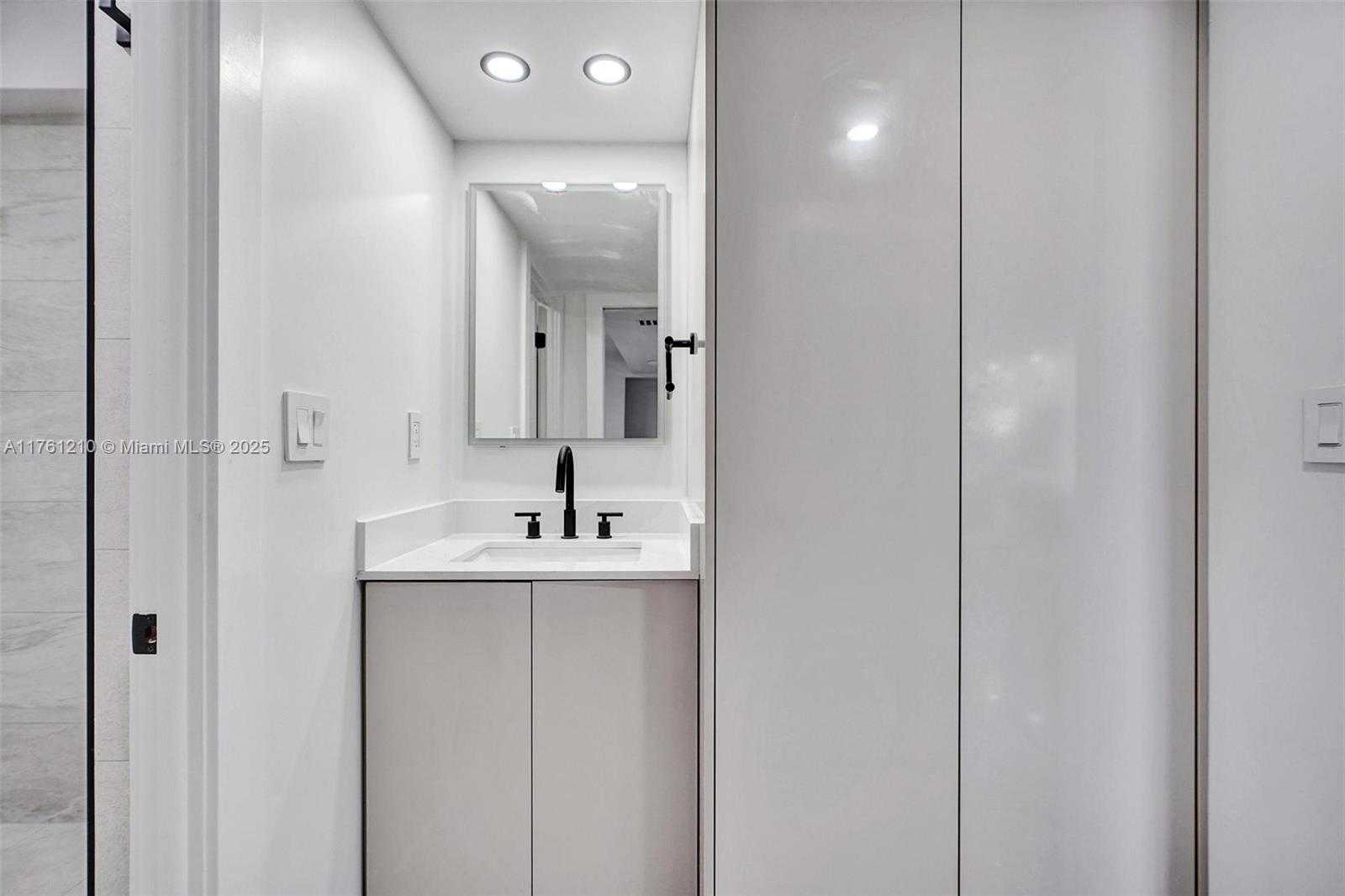 Small Image of 6039 COLLINS AVE #1736, Miami Beach Number 9