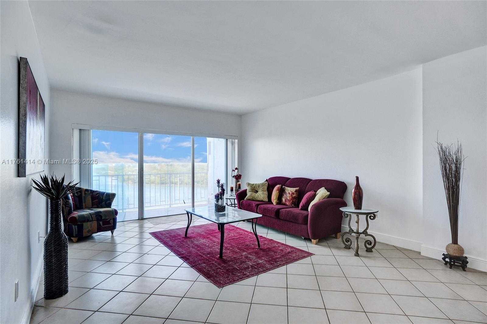 Small Image of 500 BAYVIEW DR #826, Sunny Isles Beach Number 13