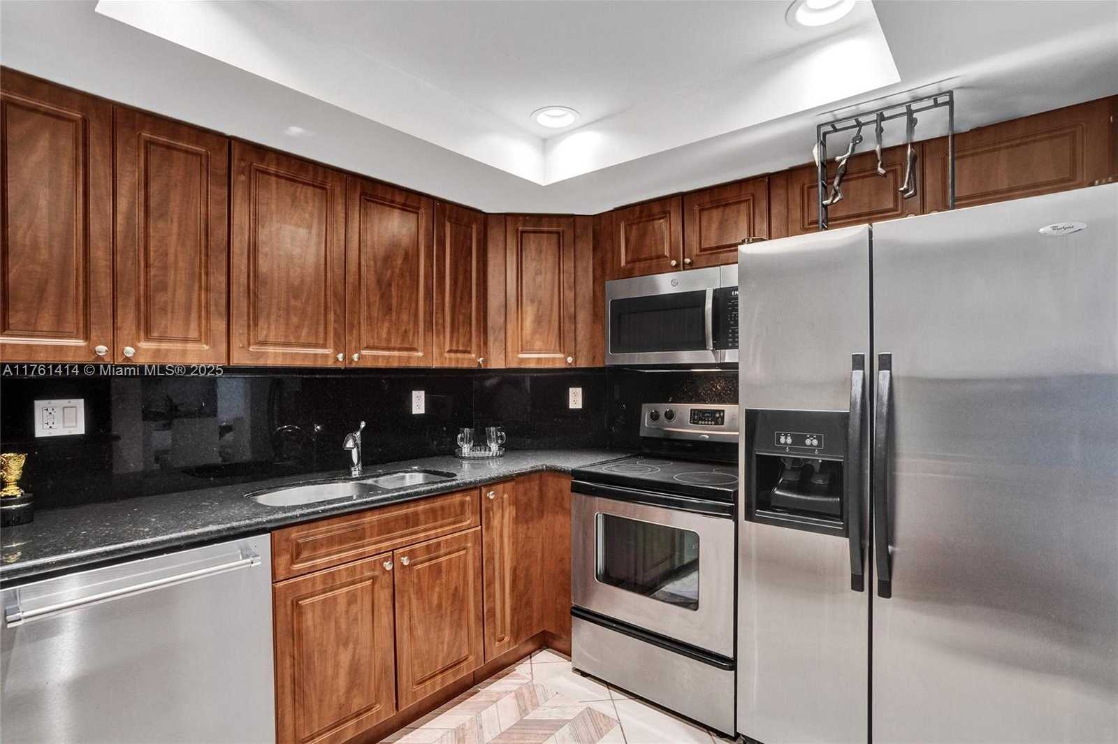 Small Image of 500 BAYVIEW DR #826, Sunny Isles Beach Number 17