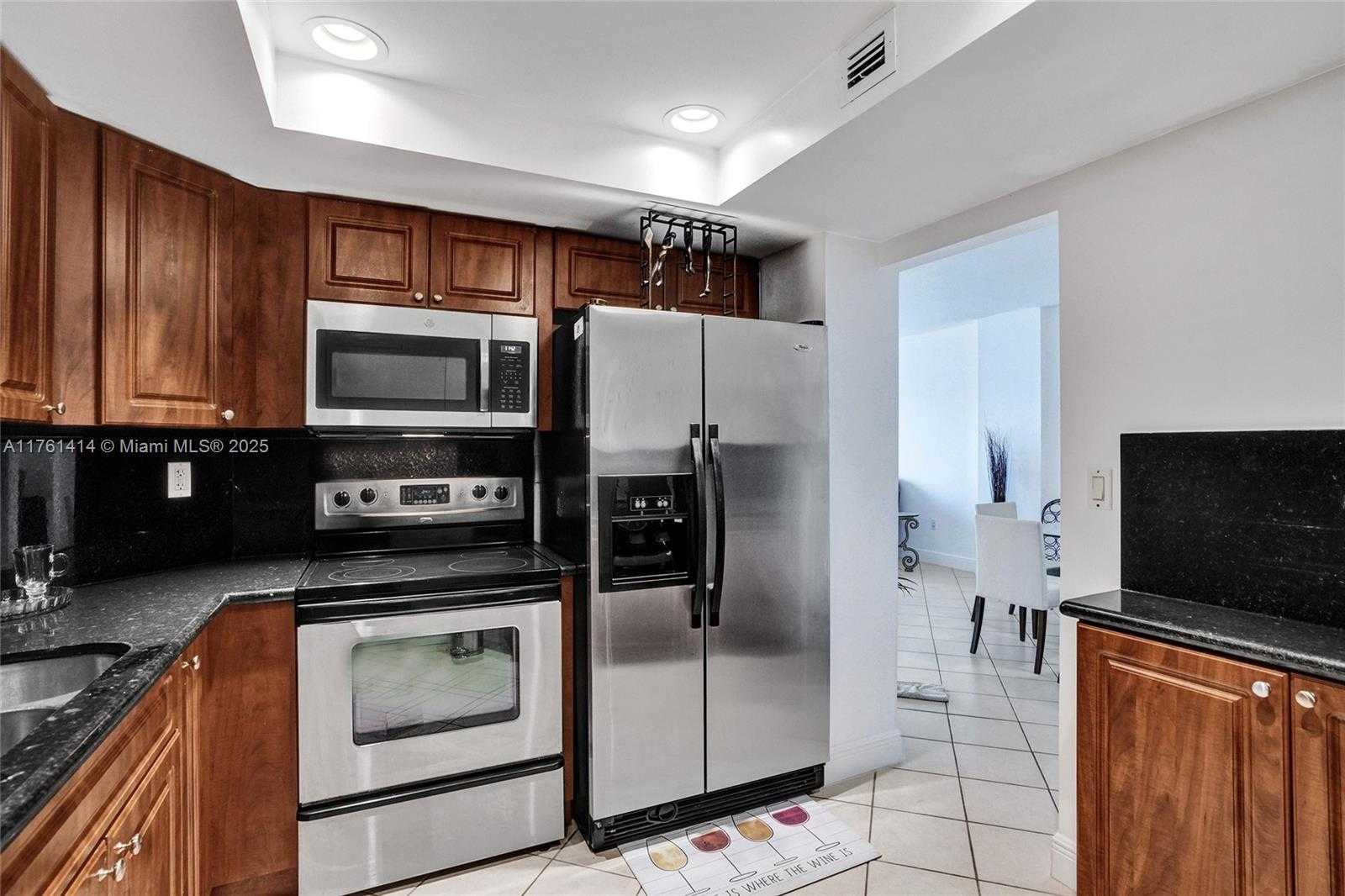 Small Image of 500 BAYVIEW DR #826, Sunny Isles Beach Number 18