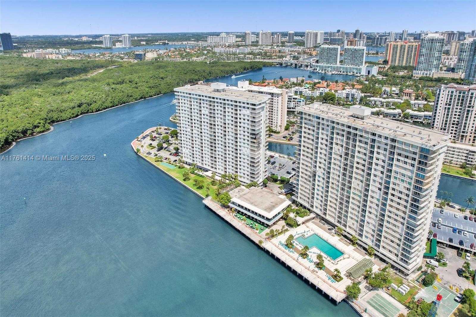 Small Image of 500 BAYVIEW DR #826, Sunny Isles Beach Number 2