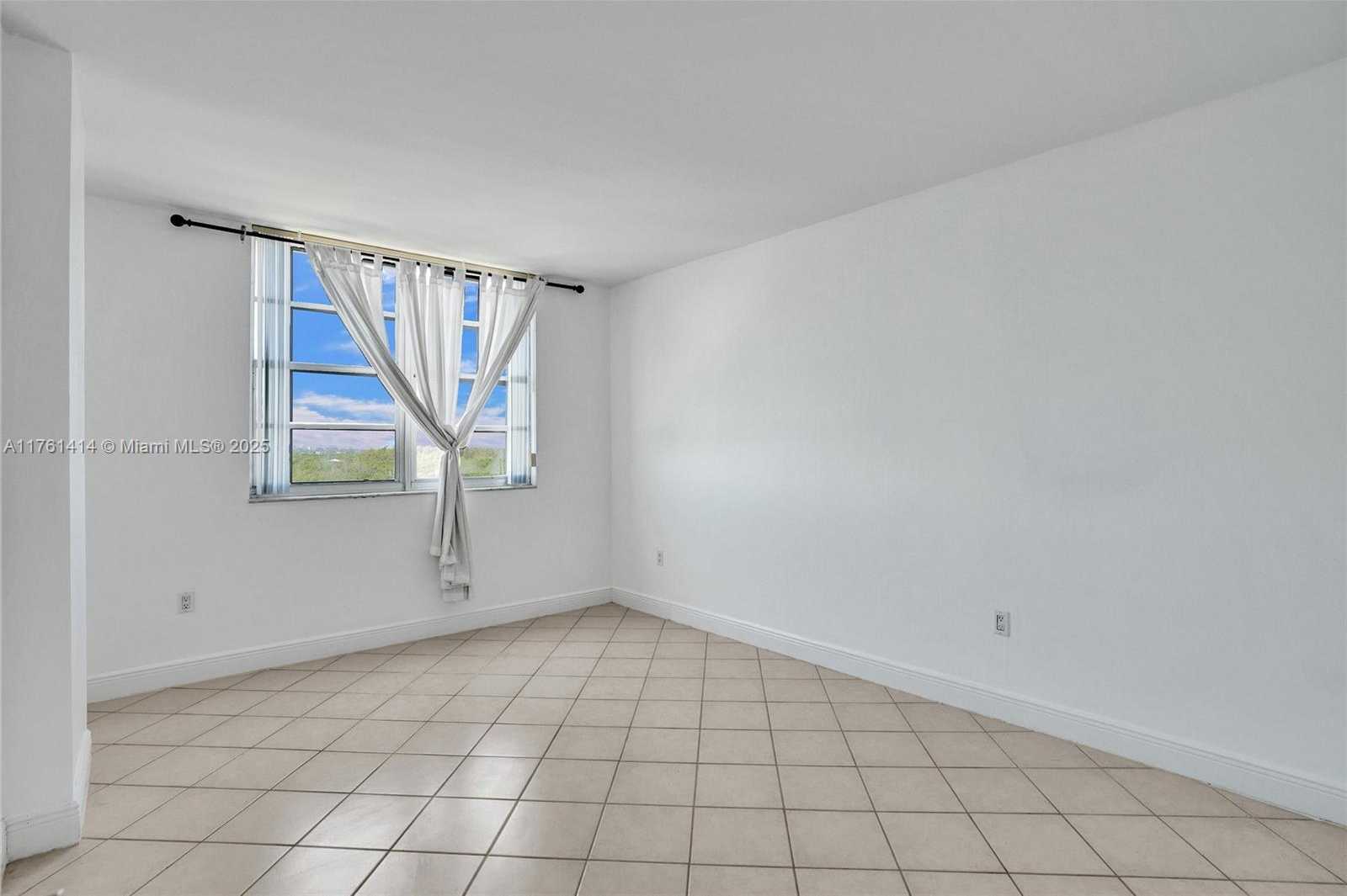 Small Image of 500 BAYVIEW DR #826, Sunny Isles Beach Number 22