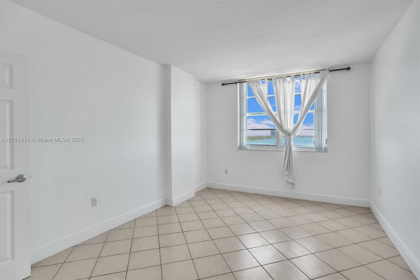 Small Image of 500 BAYVIEW DR #826, Sunny Isles Beach Number 23