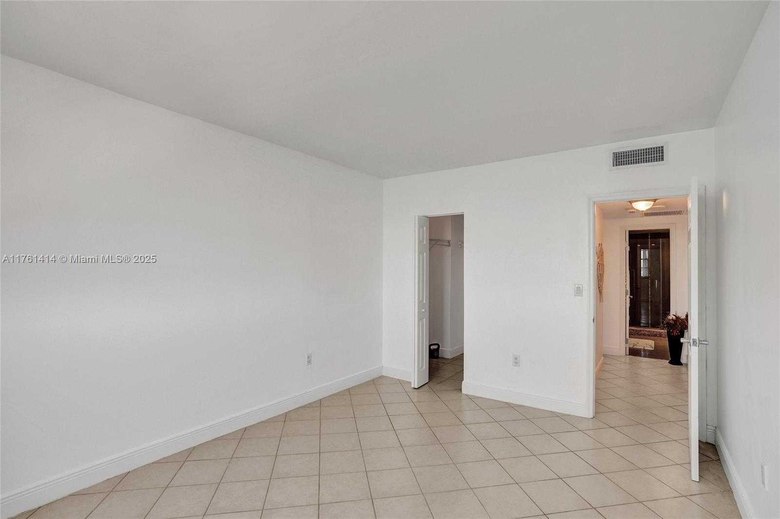 Small Image of 500 BAYVIEW DR #826, Sunny Isles Beach Number 25