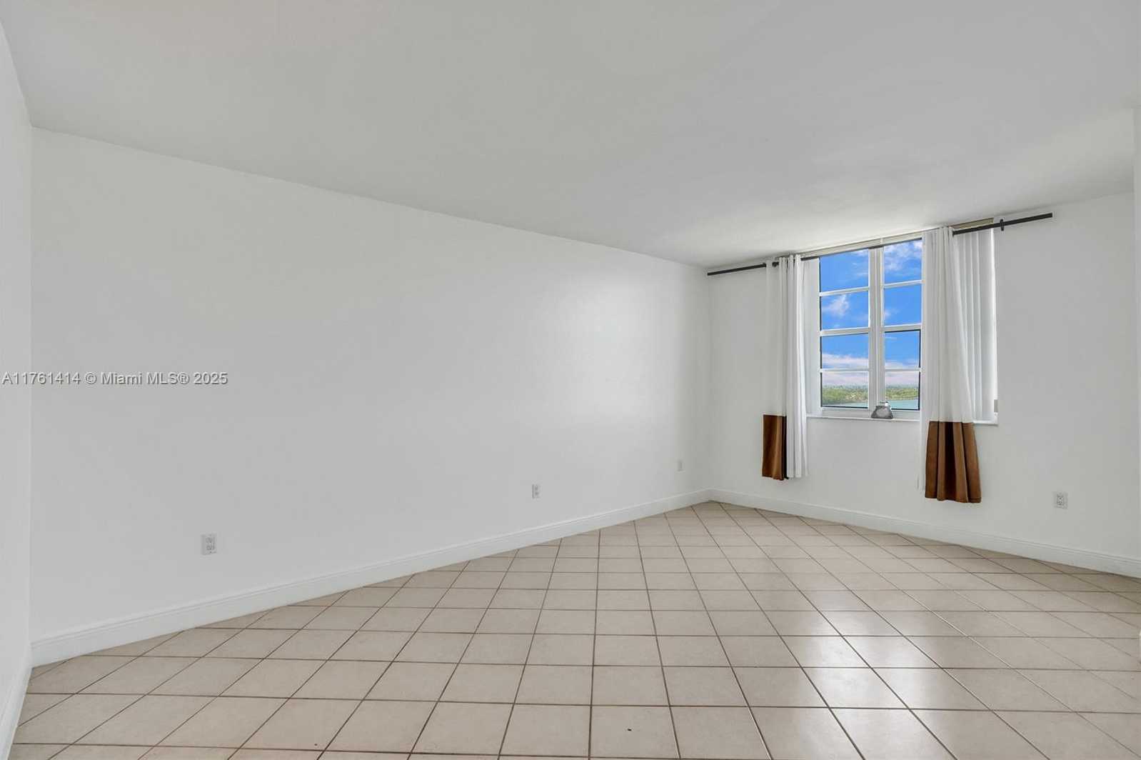Small Image of 500 BAYVIEW DR #826, Sunny Isles Beach Number 27