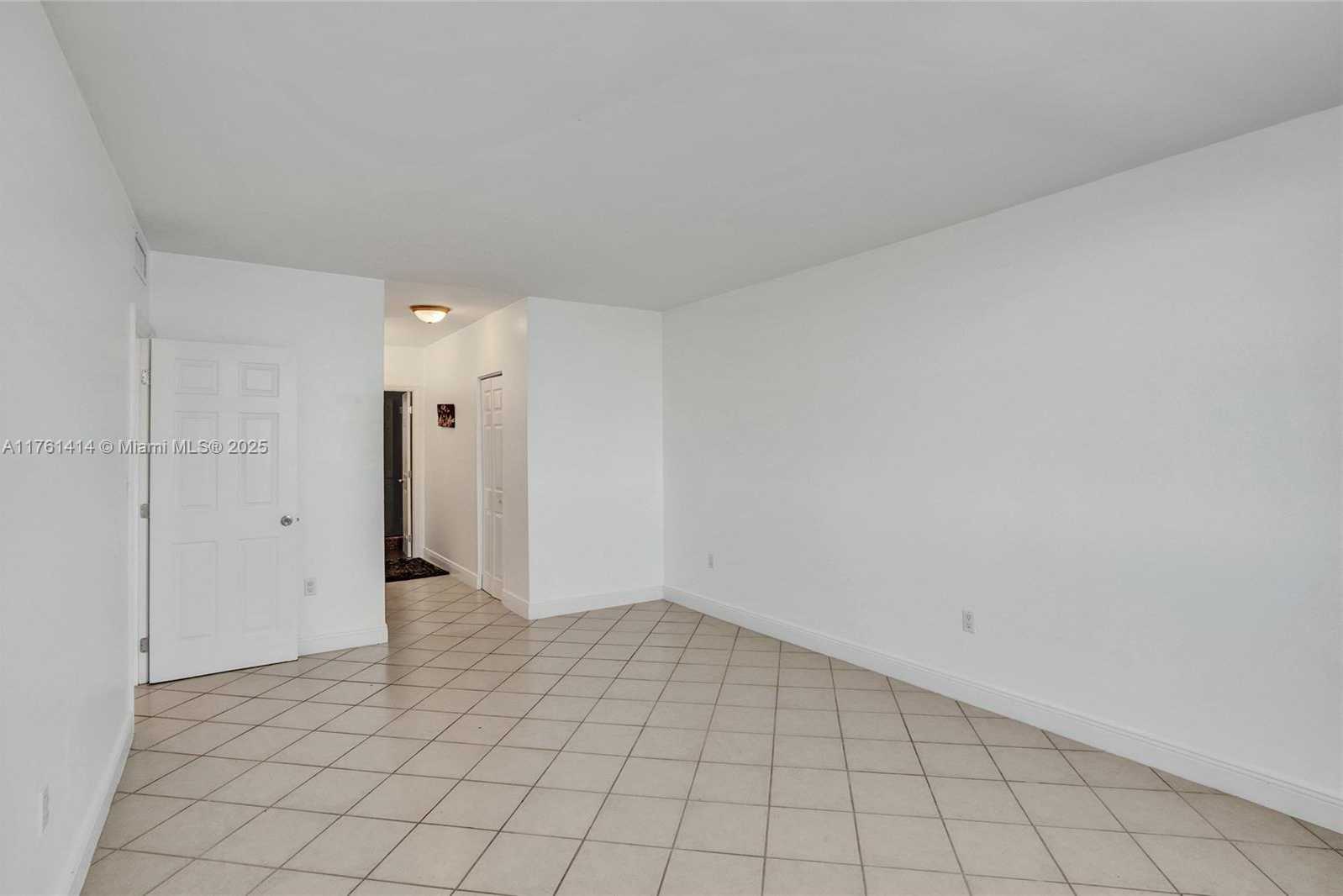 Small Image of 500 BAYVIEW DR #826, Sunny Isles Beach Number 28