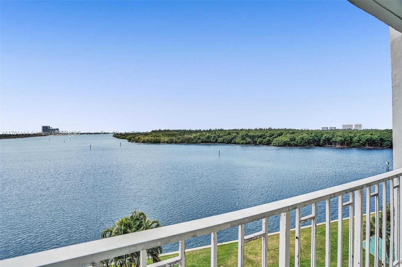 Small Image of 500 BAYVIEW DR #826, Sunny Isles Beach Number 3