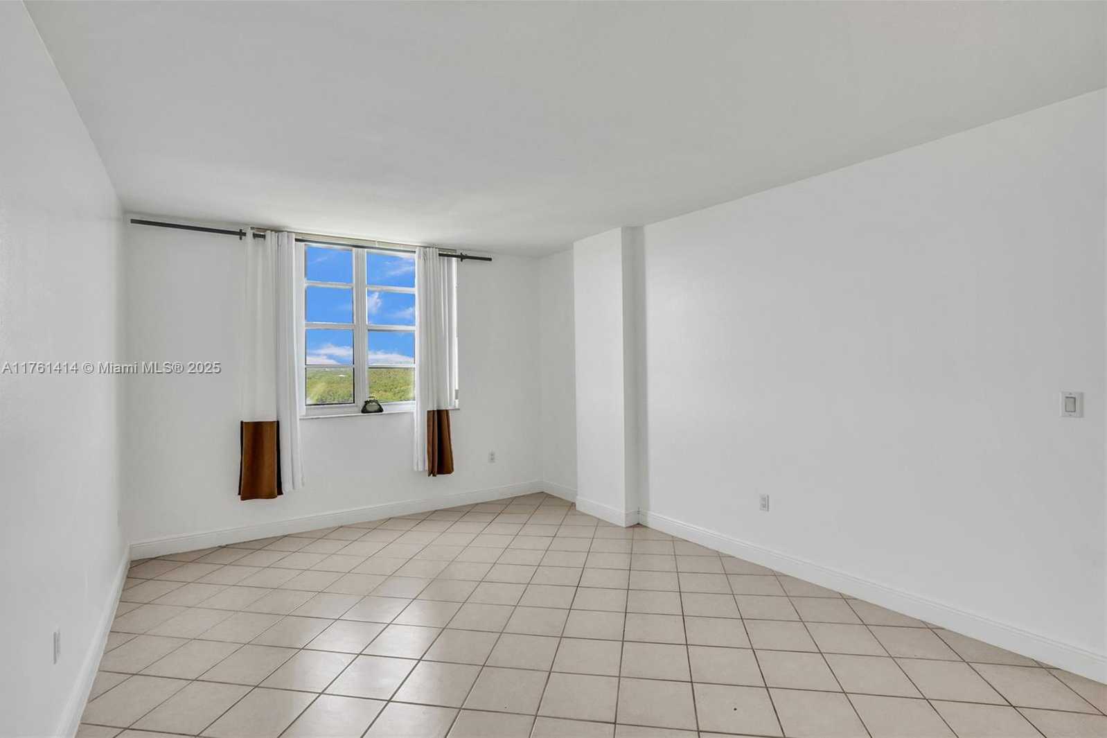 Small Image of 500 BAYVIEW DR #826, Sunny Isles Beach Number 30