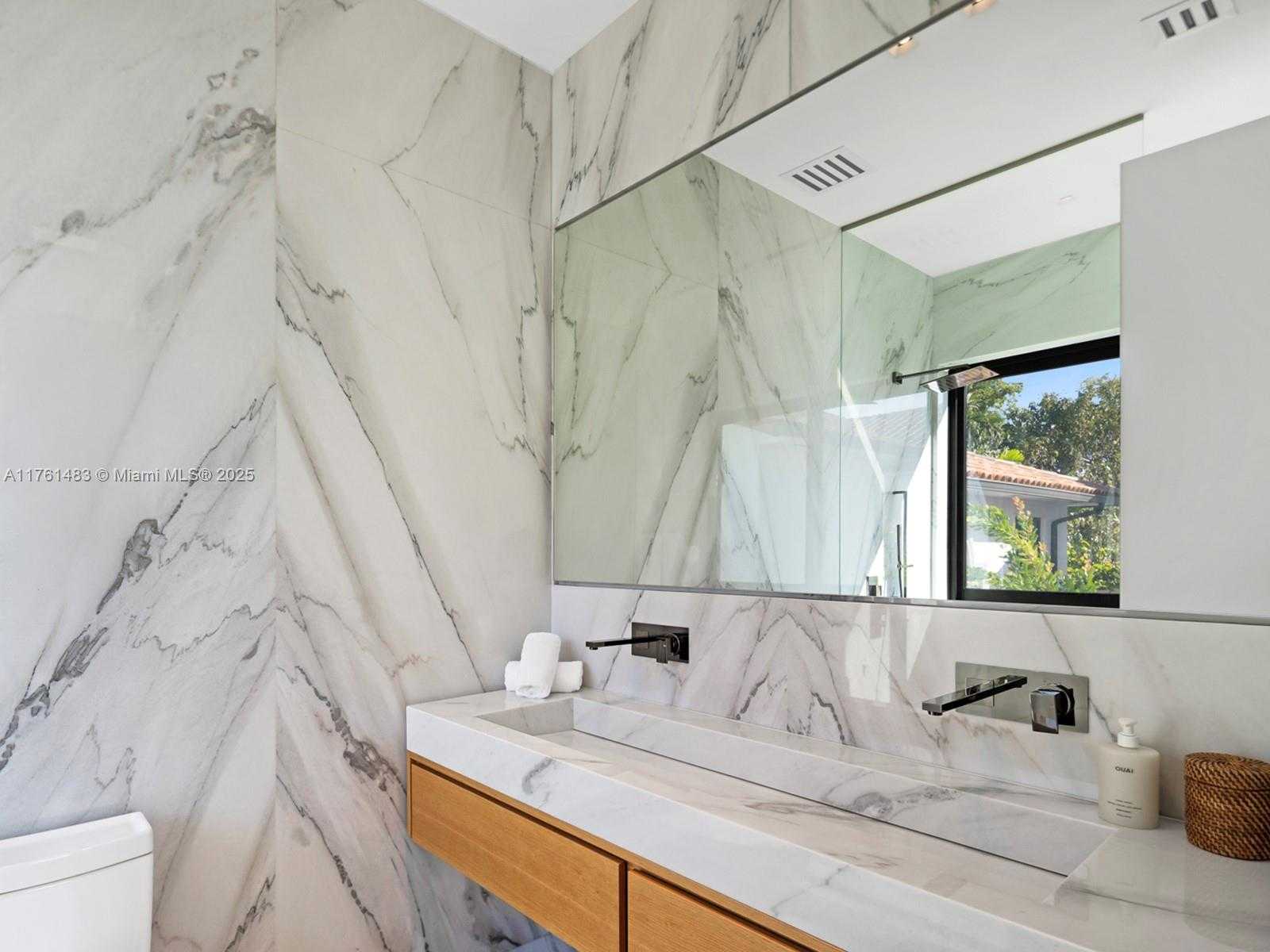 Small Image of 94 SOUTH HIBISCUS DR, Miami Beach Number 30