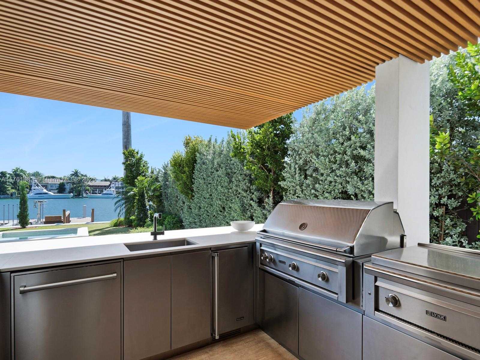 Small Image of 94 SOUTH HIBISCUS DR, Miami Beach Number 37
