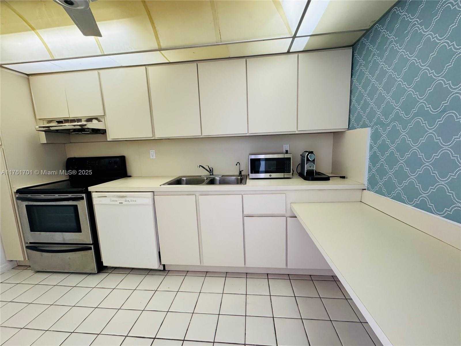 Small Image of 18071 BISCAYNE BLVD #1802, Aventura Number 7