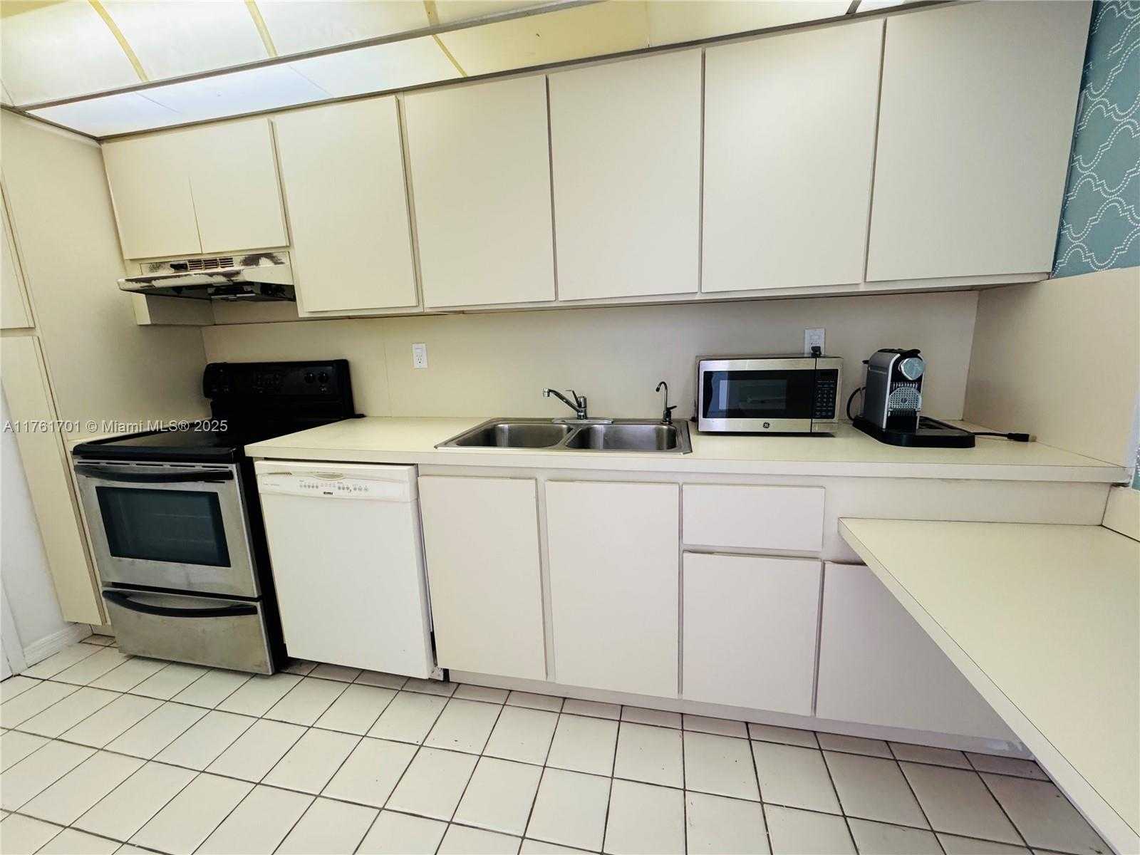 Small Image of 18071 BISCAYNE BLVD #1802, Aventura Number 8