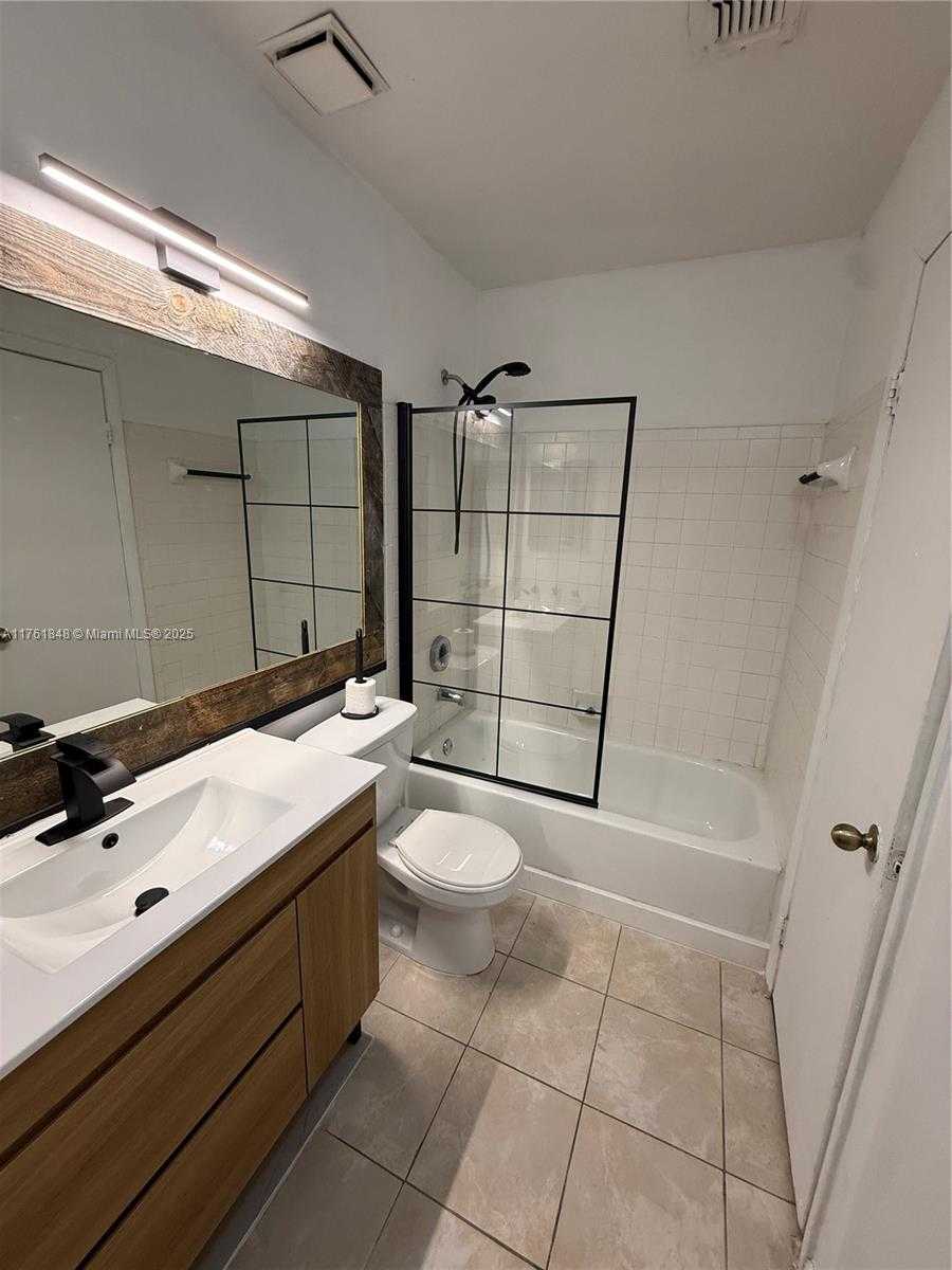 Small Image of 18328 NORTH WEST 68TH AVE #L, Hialeah Number 10