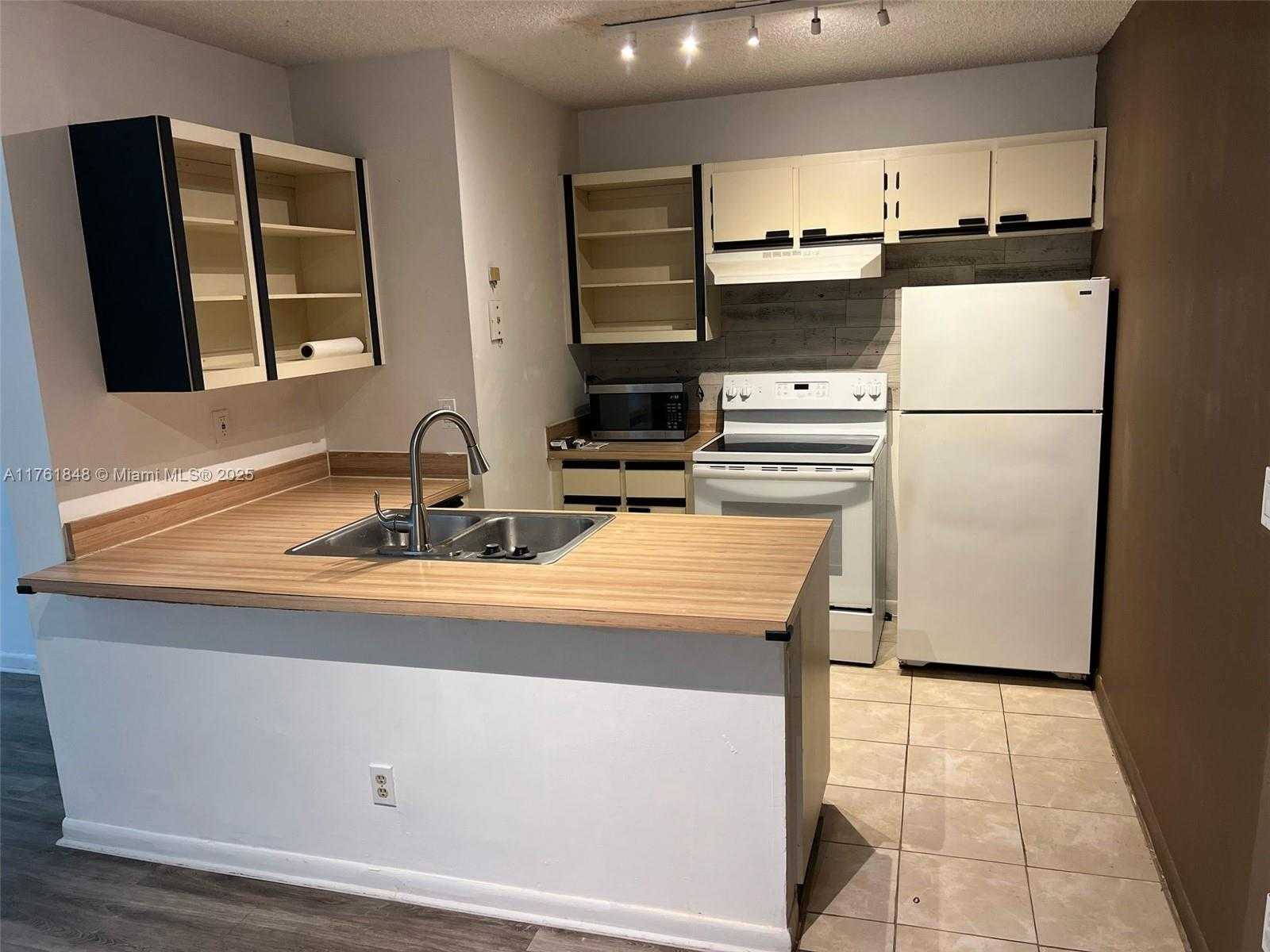 Small Image of 18328 NORTH WEST 68TH AVE #L, Hialeah Number 3