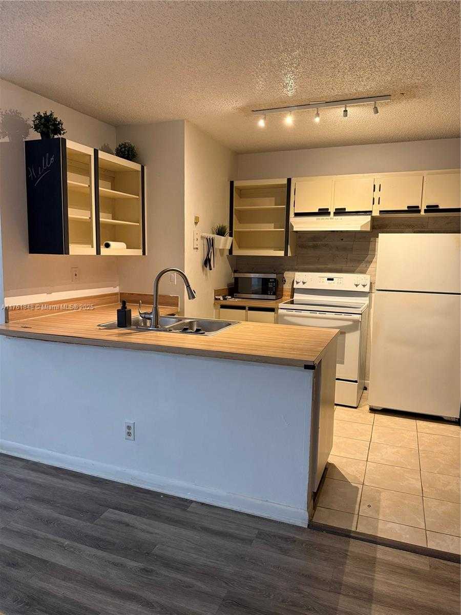 Small Image of 18328 NORTH WEST 68TH AVE #L, Hialeah Number 5