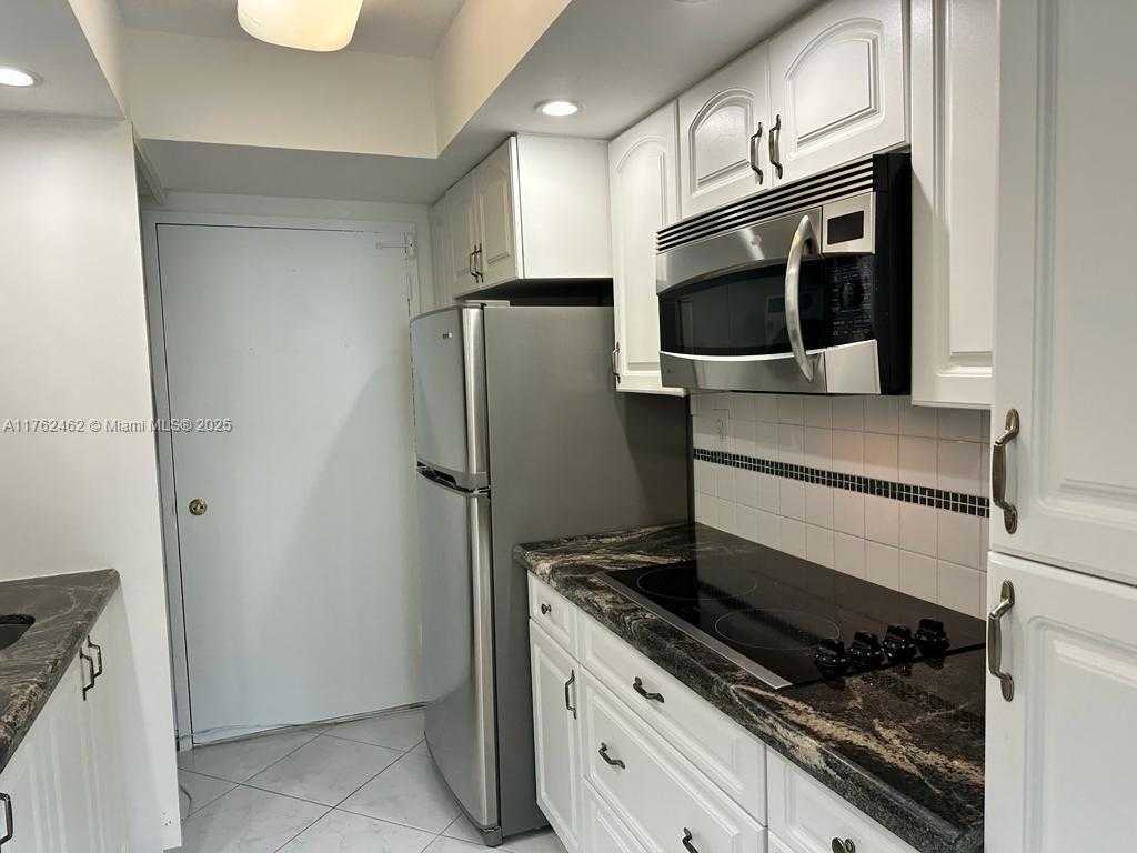 Small Image of 5401 COLLINS AVE #811, Miami Beach Number 21