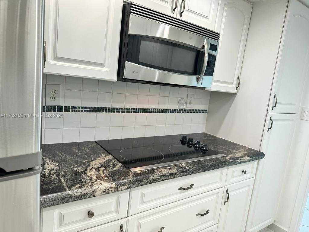 Small Image of 5401 COLLINS AVE #811, Miami Beach Number 22