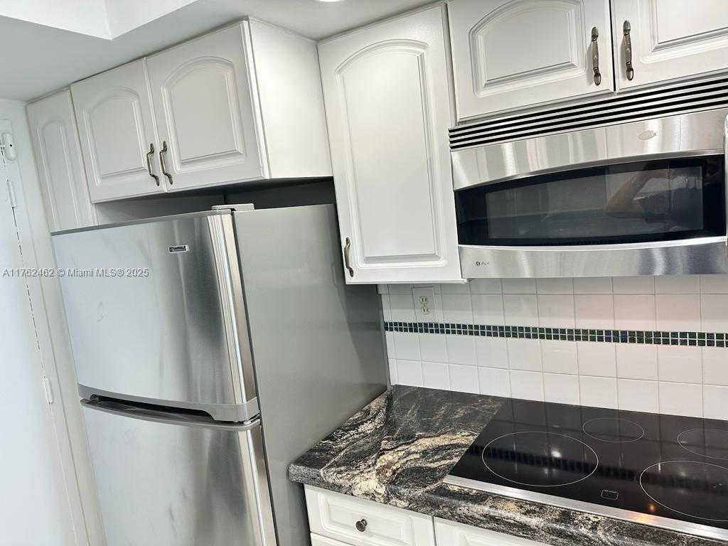 Small Image of 5401 COLLINS AVE #811, Miami Beach Number 23