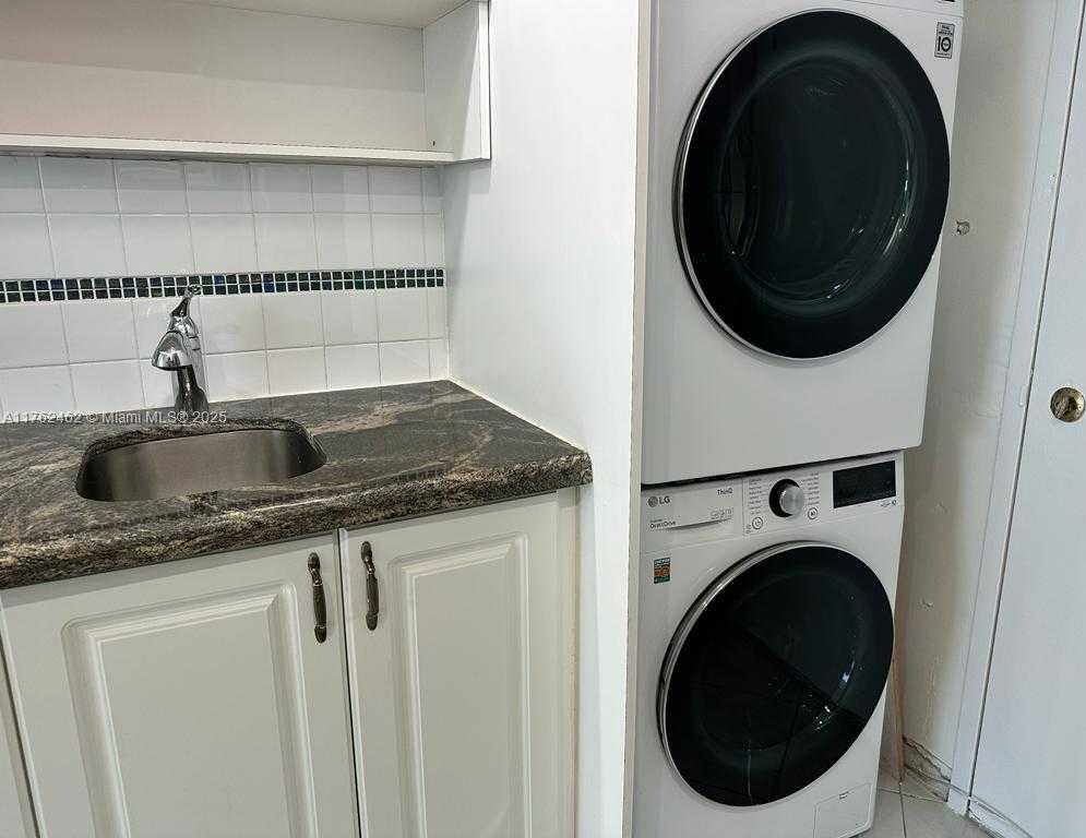 Small Image of 5401 COLLINS AVE #811, Miami Beach Number 24