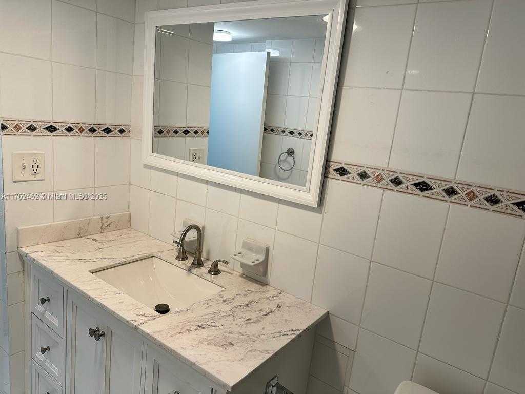 Small Image of 5401 COLLINS AVE #811, Miami Beach Number 29