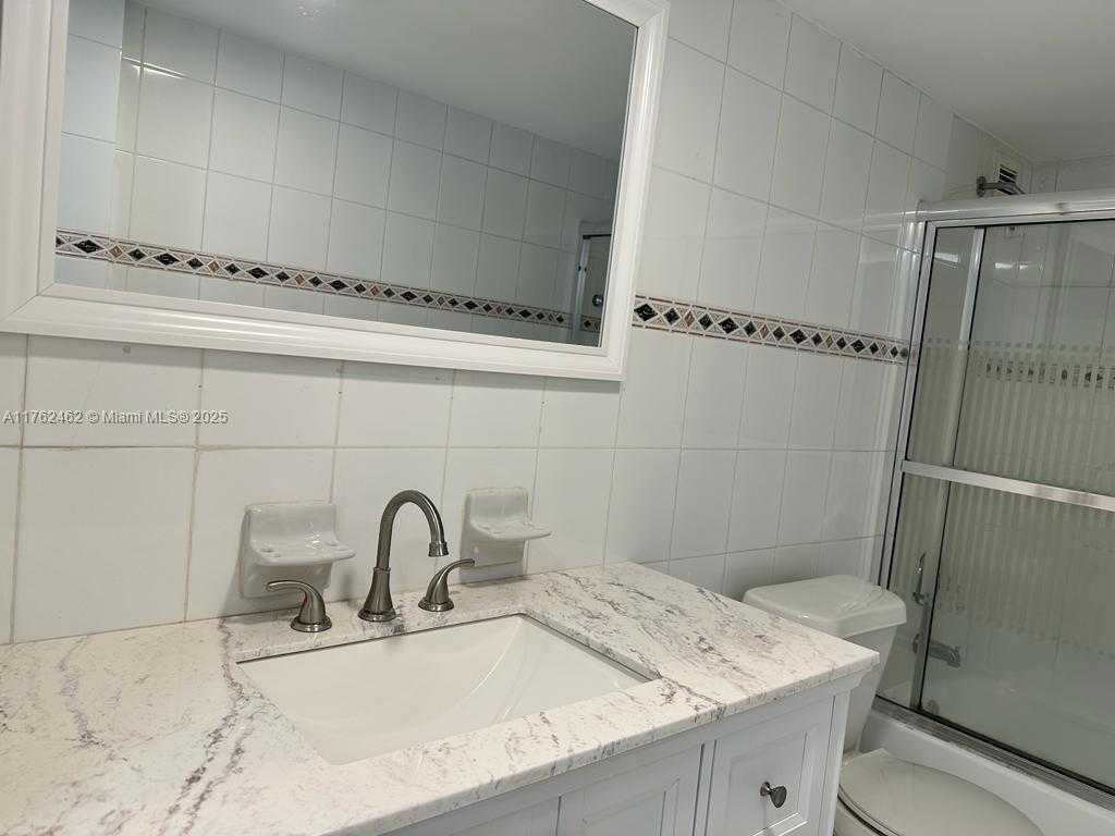 Small Image of 5401 COLLINS AVE #811, Miami Beach Number 30