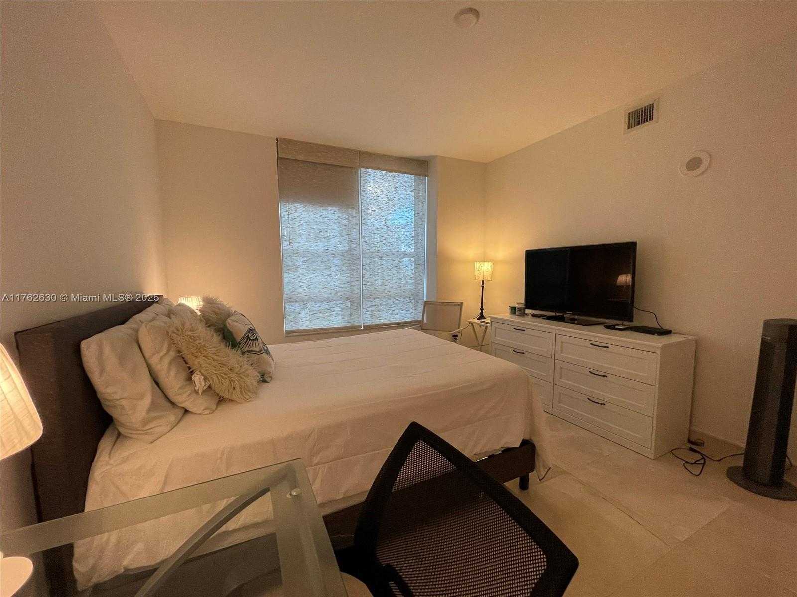Small Image of 950 BRICKELL BAY DR #1402, Miami Number 13