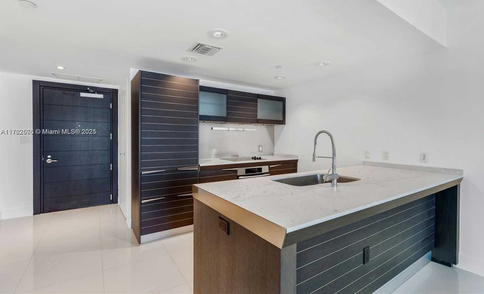 Small Image of 200 BISCAYNE BOULEVARD WAY #3611, Miami Number 2