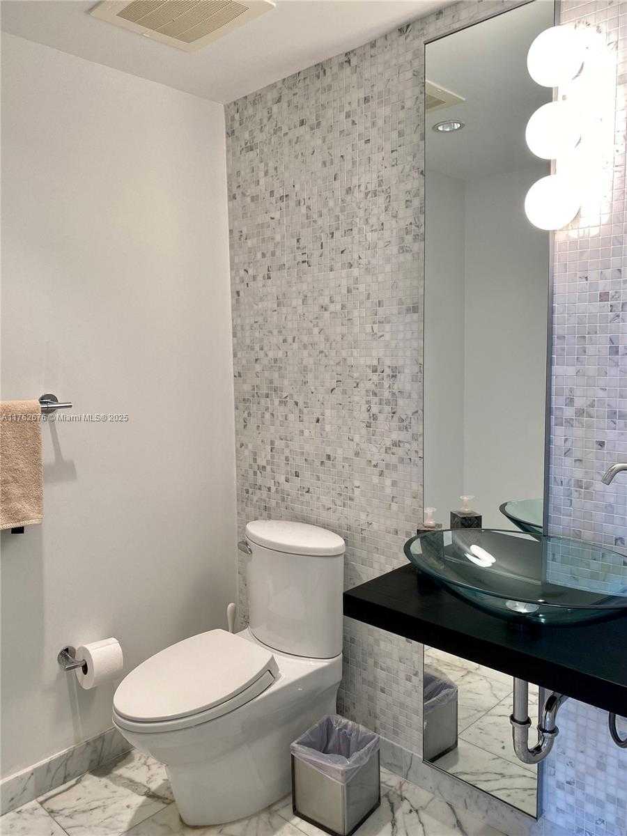 Small Image of 200 BISCAYNE BOULEVARD WAY #3611, Miami Number 5