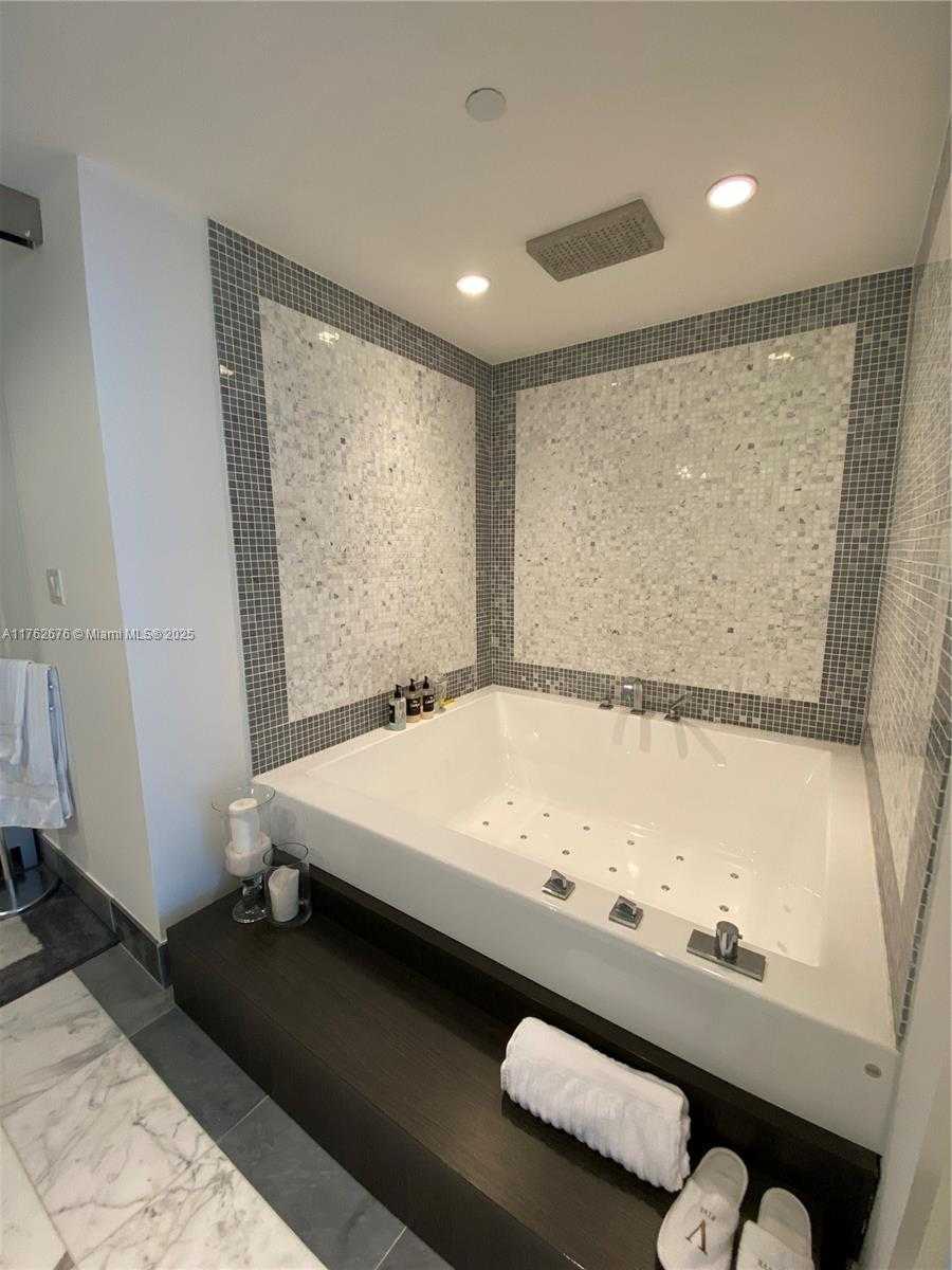 Small Image of 200 BISCAYNE BOULEVARD WAY #3611, Miami Number 6
