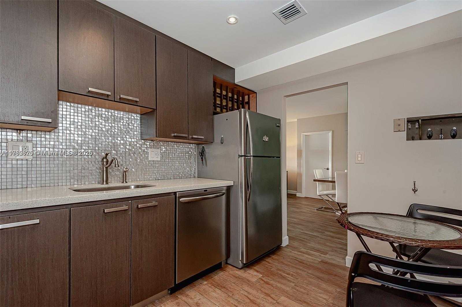 Small Image of 500 BAYVIEW DR #420, Sunny Isles Beach Number 2