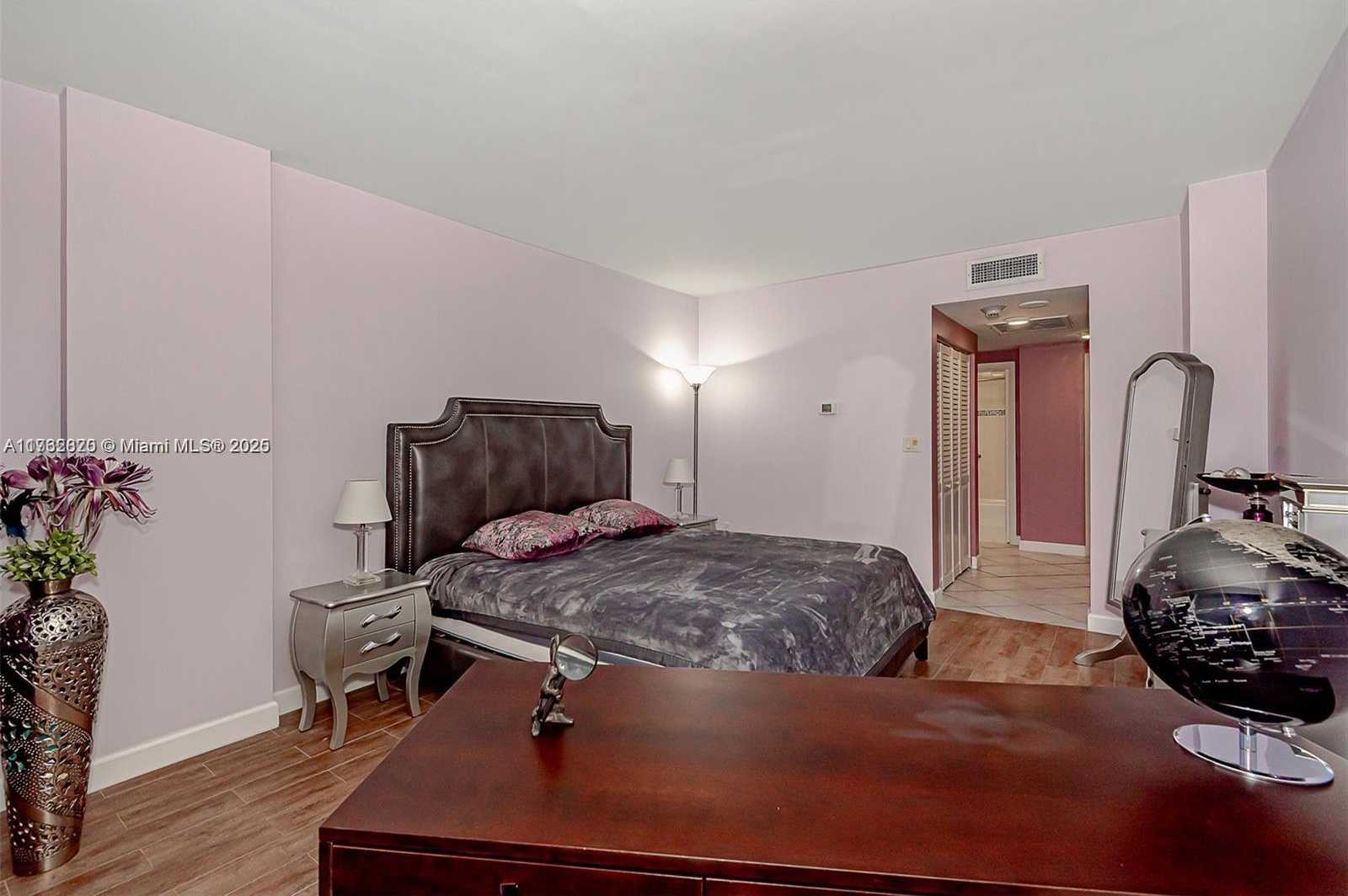 Small Image of 500 BAYVIEW DR #420, Sunny Isles Beach Number 4