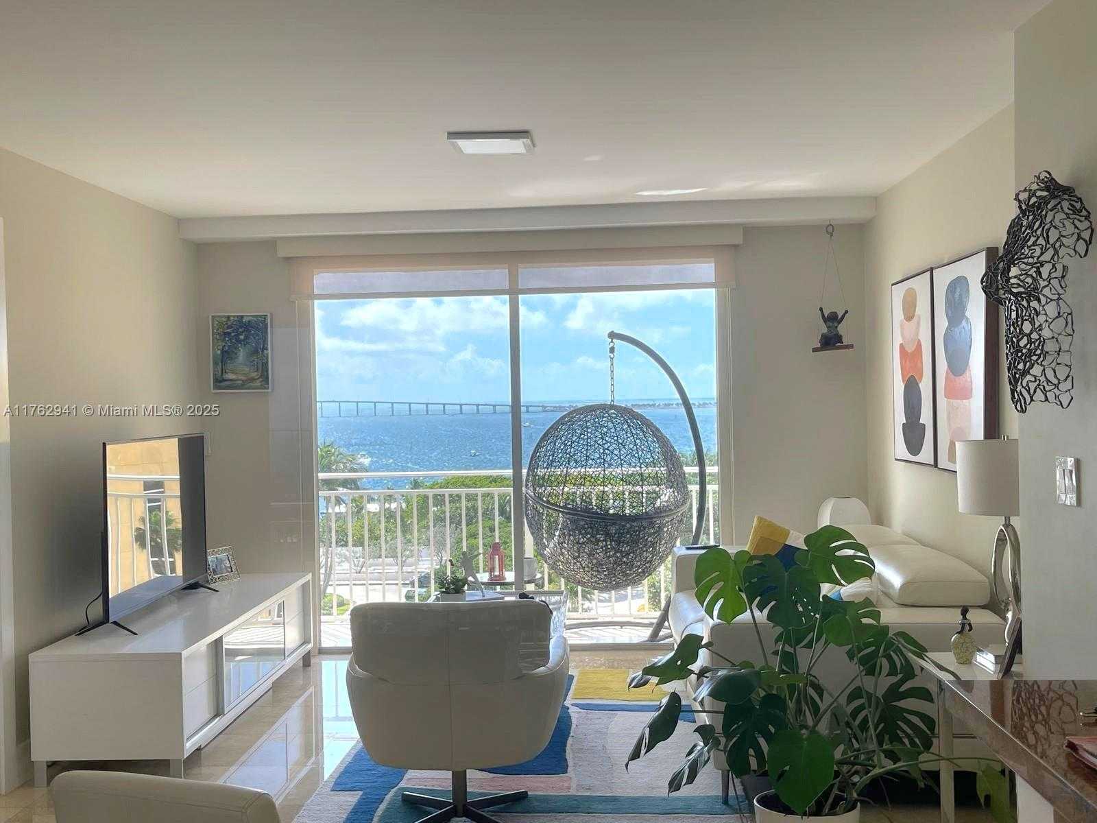 Small Image of 770 Claughton Island Dr, Miami, FL 33131, USA Number 10