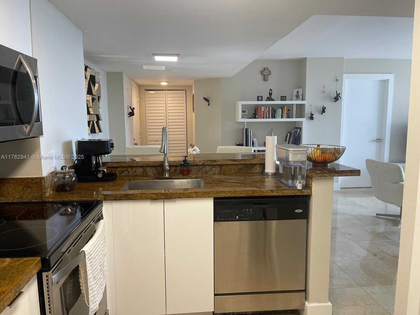 Small Image of 770 Claughton Island Dr, Miami, FL 33131, USA Number 15