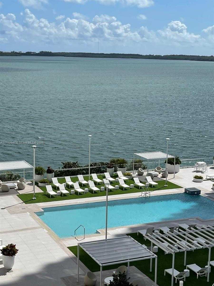 Small Image of 770 Claughton Island Dr, Miami, FL 33131, USA Number 2