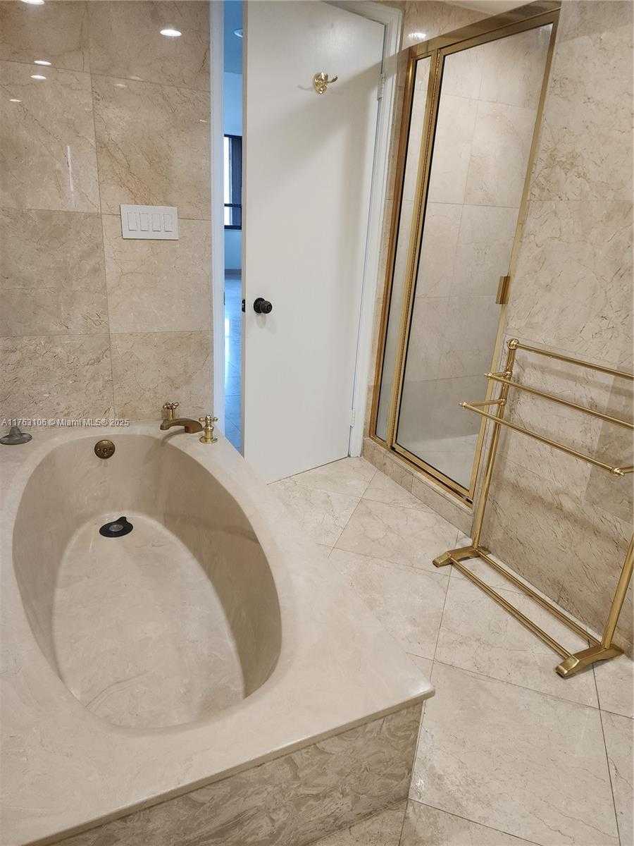 Small Image of 3 GROVE ISLE DR #C1003, Miami Number 19