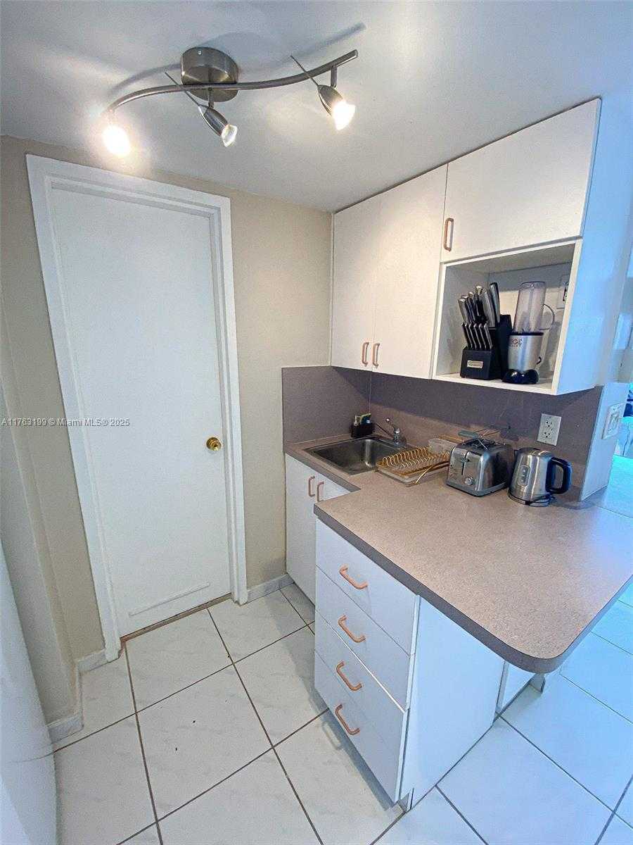 Small Image of 5445 COLLINS AV #1425, Miami Beach Number 10