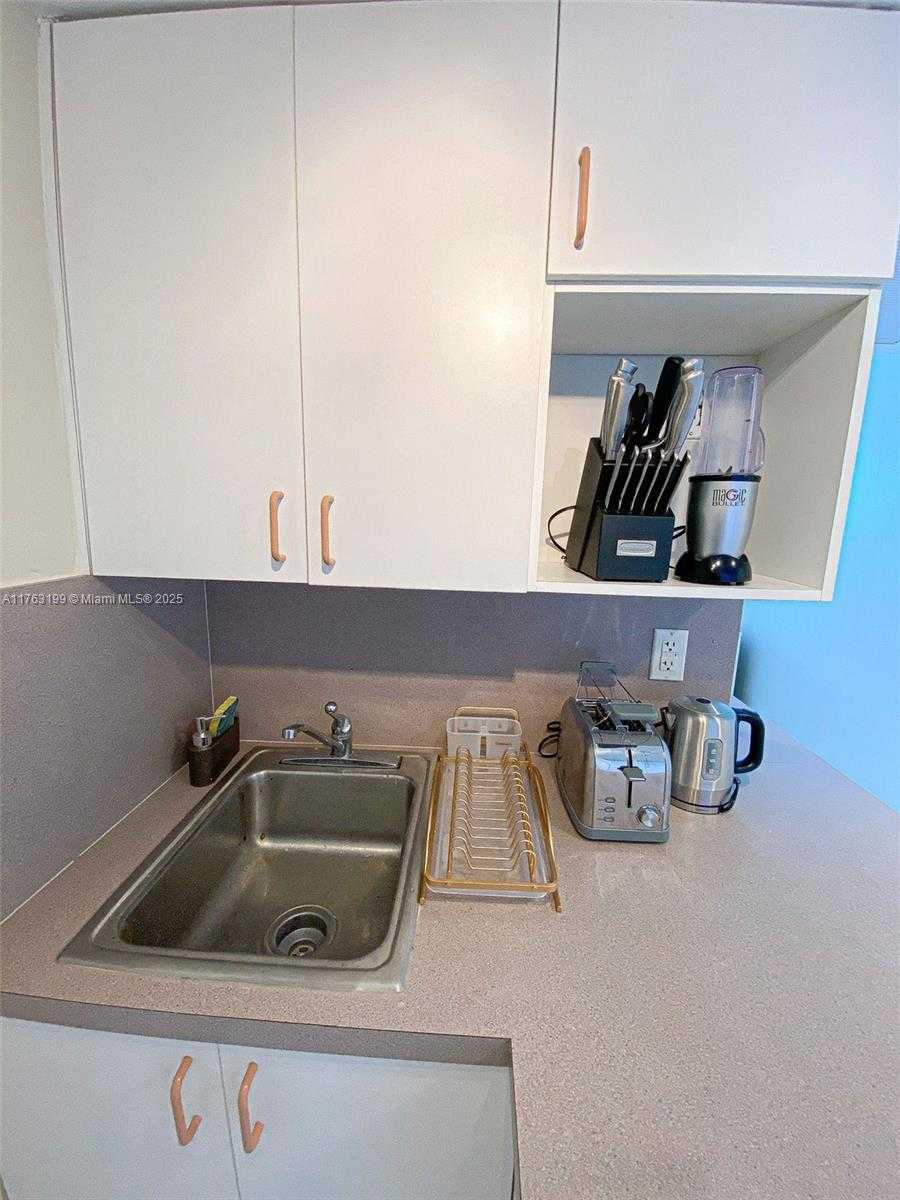 Small Image of 5445 COLLINS AV #1425, Miami Beach Number 11