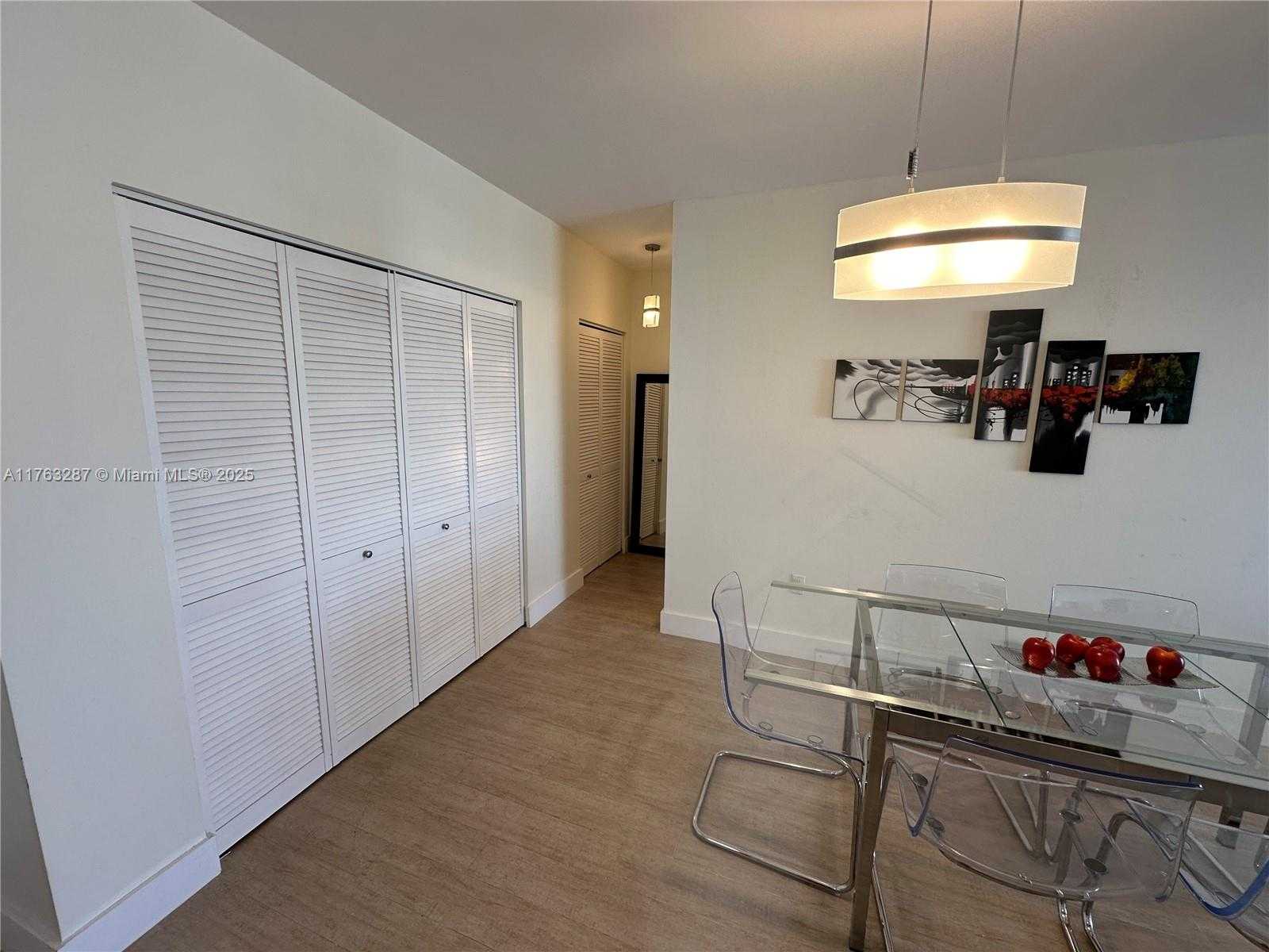 Small Image of 500 BAYVIEW DR #1725, Sunny Isles Beach Number 10