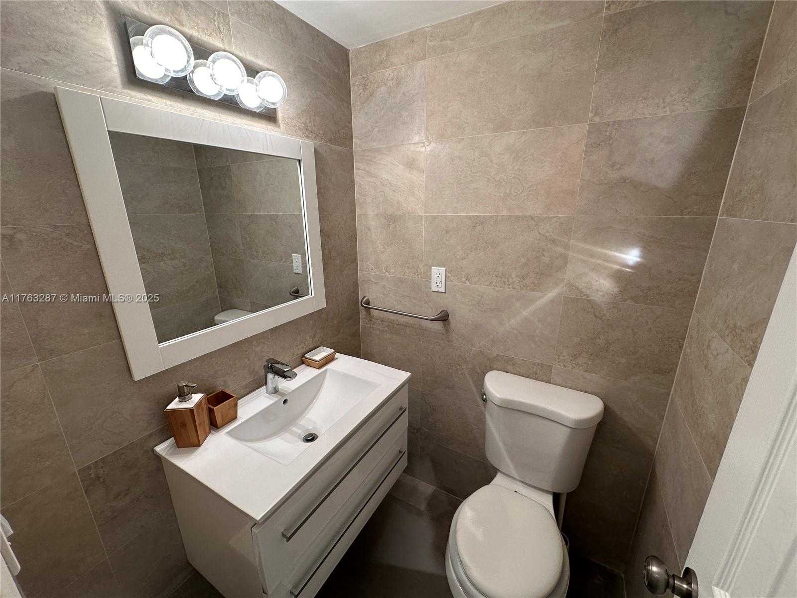 Small Image of 500 BAYVIEW DR #1725, Sunny Isles Beach Number 11