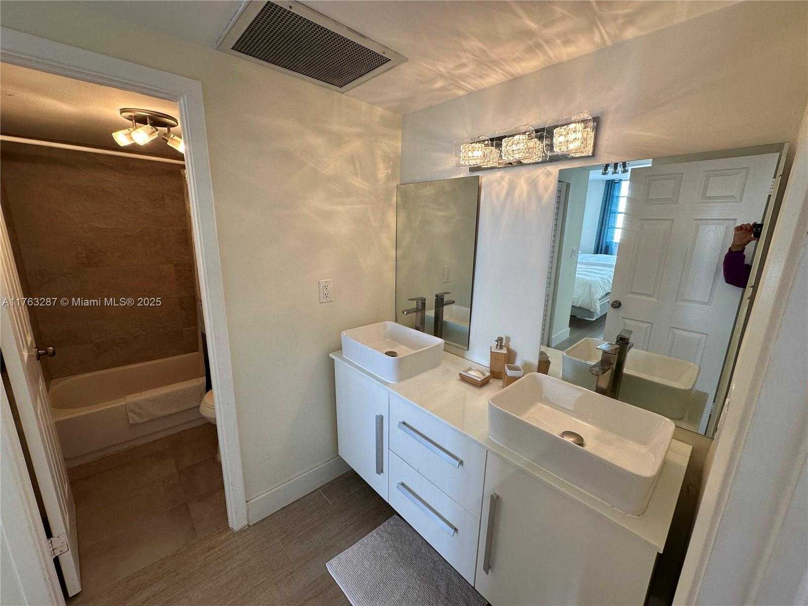 Small Image of 500 BAYVIEW DR #1725, Sunny Isles Beach Number 15