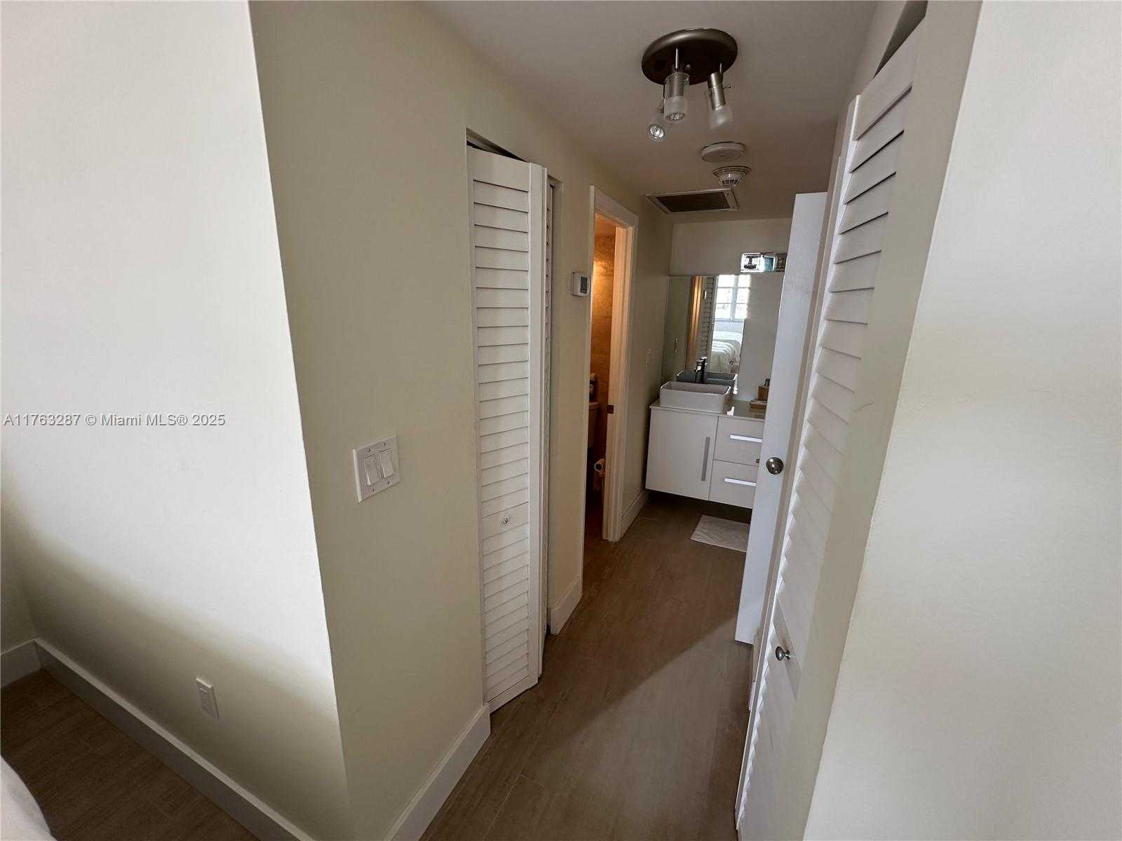 Small Image of 500 BAYVIEW DR #1725, Sunny Isles Beach Number 22