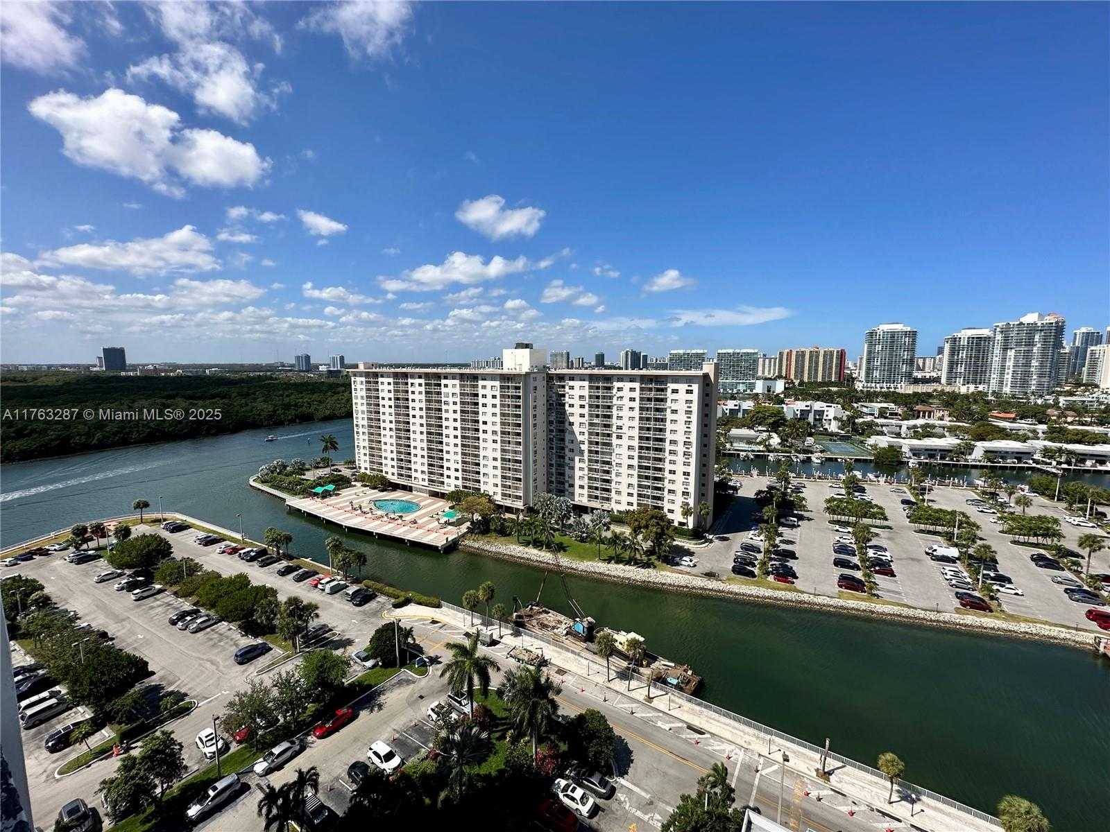 Small Image of 500 BAYVIEW DR #1725, Sunny Isles Beach Number 3