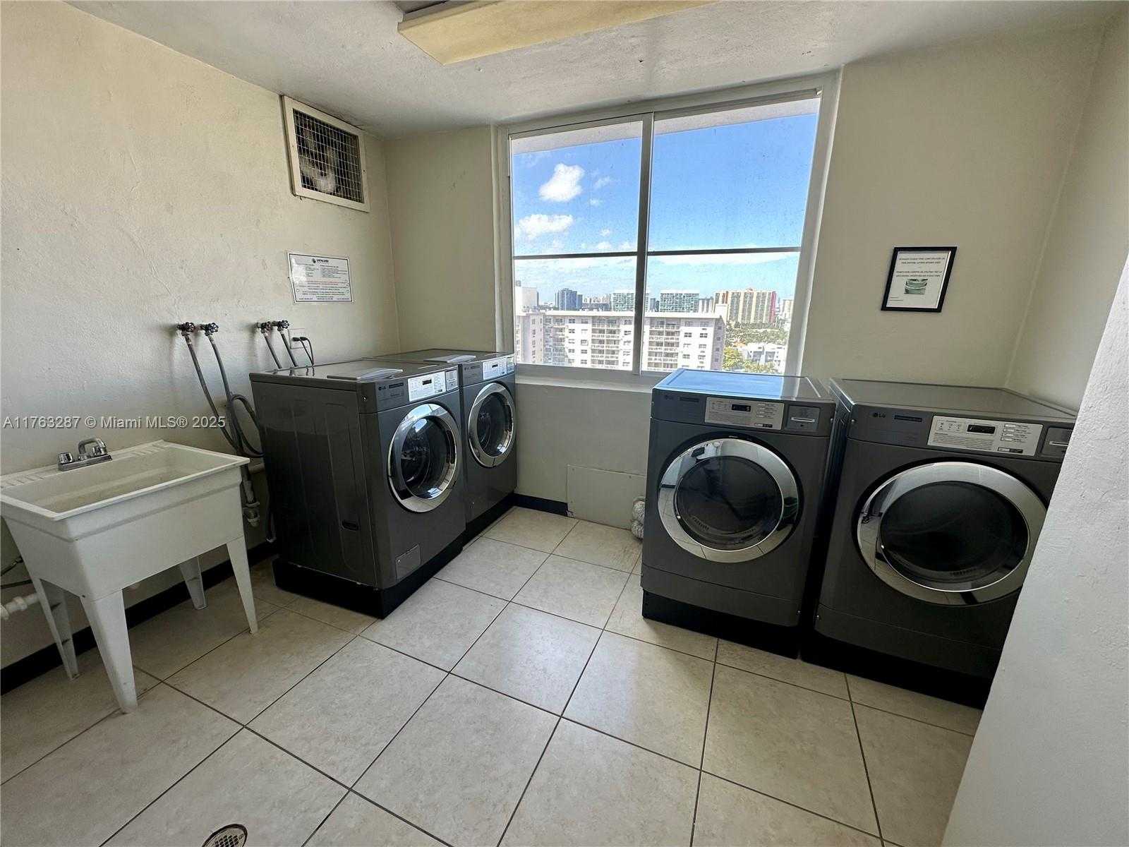 Small Image of 500 BAYVIEW DR #1725, Sunny Isles Beach Number 31