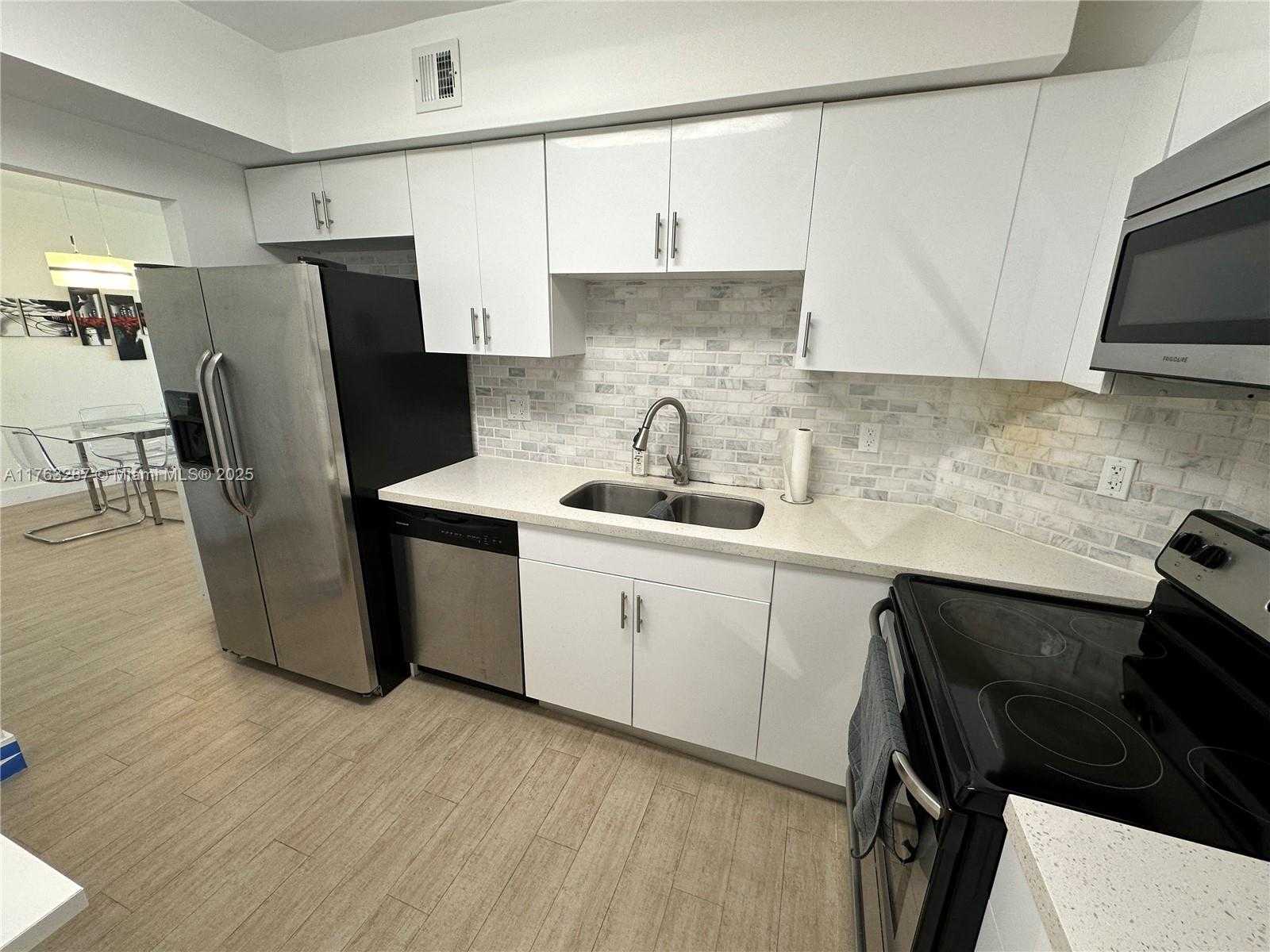 Small Image of 500 BAYVIEW DR #1725, Sunny Isles Beach Number 4
