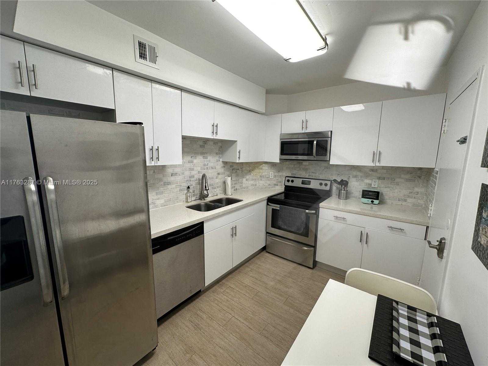 Small Image of 500 BAYVIEW DR #1725, Sunny Isles Beach Number 5