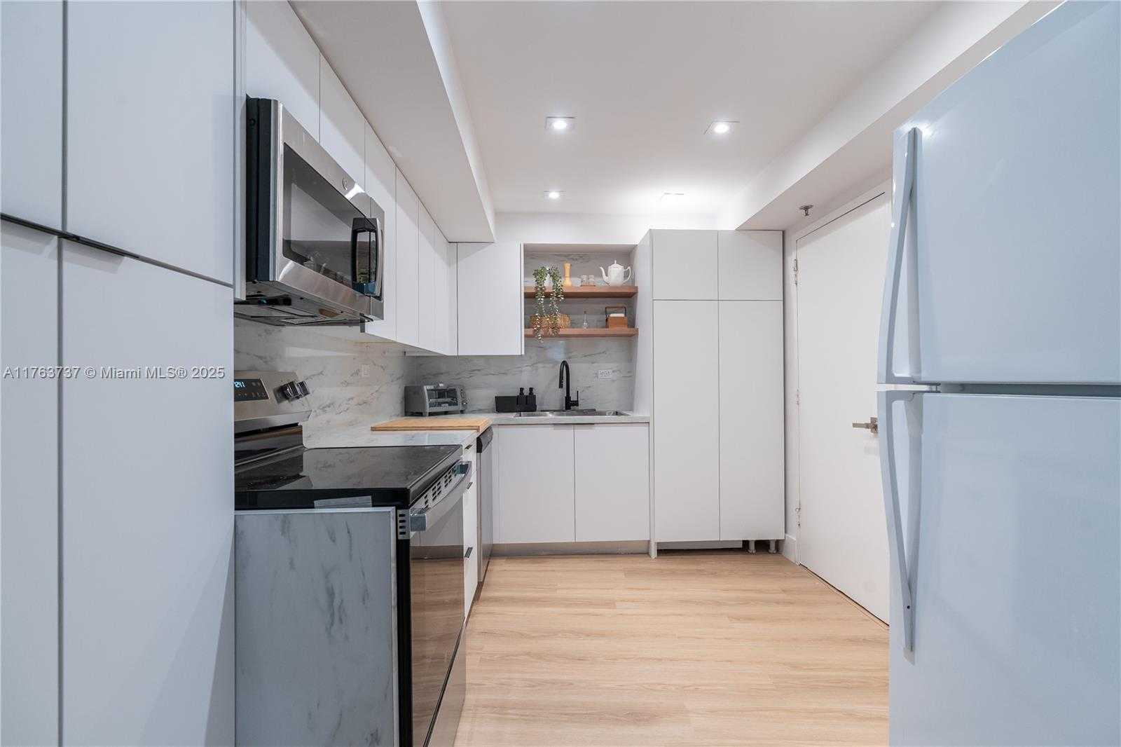 Small Image of 6039 COLLINS AVE #429, Miami Beach Number 11