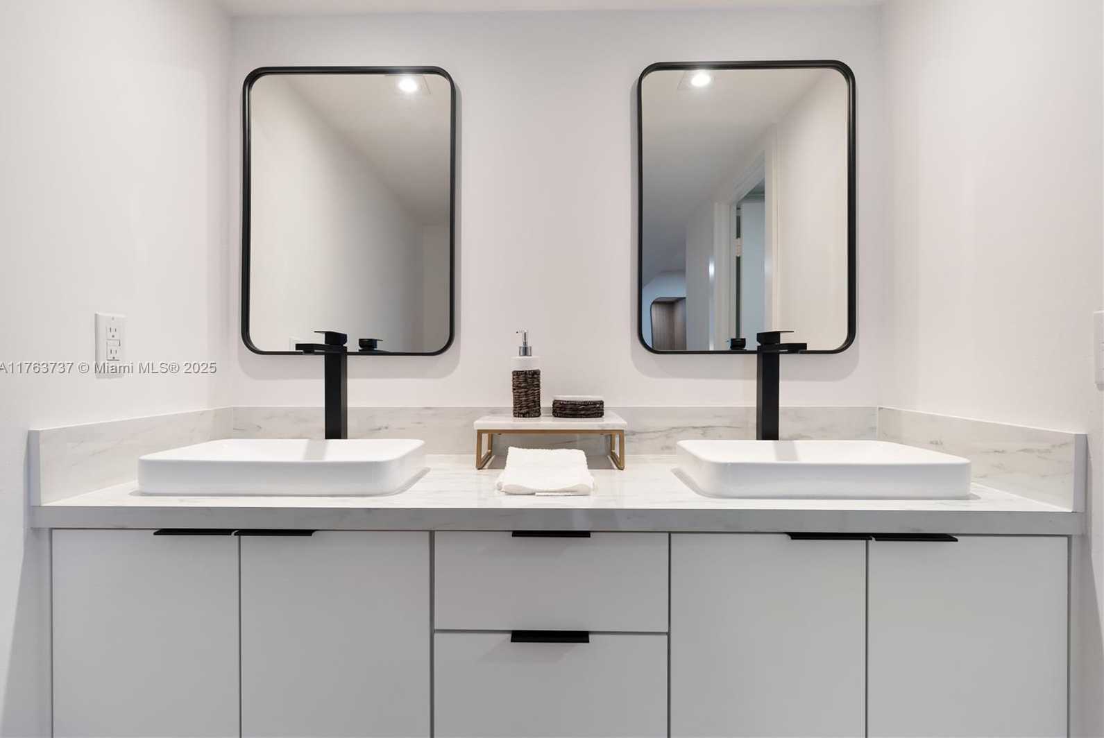 Small Image of 6039 COLLINS AVE #429, Miami Beach Number 14